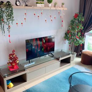 sala de estar con TV y decoración navideña en KLCC view - Jalan Kuching Boulevard Service Apt, en Kuala Lumpur