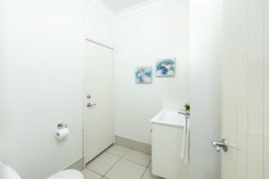 Fotografie z fotogalerie ubytování Cairns Beaches Home, Marina View, Sleeps 12 v destinaci Yorkeys Knob + 11 fotografií