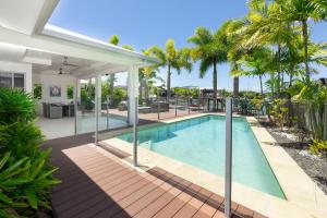 una imagen de una piscina en una casa en Cairns Beaches Home, Marina View, Sleeps 12 en Yorkeys Knob