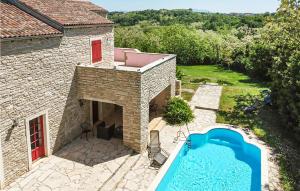 - une vue aérienne sur une maison avec une piscine dans l'établissement Beautiful Home In Brajkovici With Sauna, à Brajkovići