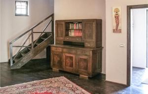 une armoire en bois dans une pièce avec un escalier dans l'établissement Beautiful Home In Brajkovici With Sauna, à Brajkovići