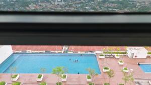 una vista de una gran piscina con gente en ella en Star Wars Evo Bangi, en Bandar Baru Bangi