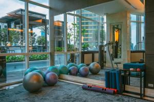 Fitness centrum a/nebo fitness zařízení v ubytování Grande Centre Point Hotel Terminal21