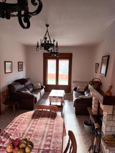 un soggiorno con divano e tavolo di Casa Rural Las Canales a Zapardiel de la Ribera