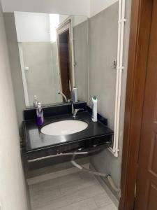 La salle de bains est pourvue d'un lavabo et d'un miroir. dans l'établissement İncek boutiqe, à Golbası