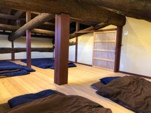 2 literas en una habitación con suelo de madera en みなべゲストハウス en Minabe