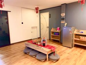 Kuchyň nebo kuchyňský kout v ubytování bamboo homestay M2 小竹林 仙本那 榻榻米独栋房源六间房间独立卫生浴 步行码头十分钟