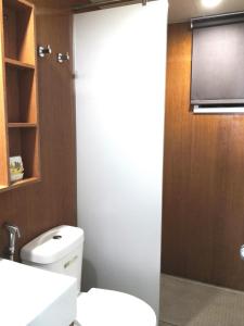 La salle de bains est pourvue de toilettes et d'un lavabo. dans l'établissement NiDaHomeStay Nilai USIM KLIA WiFi androidtv full aircond, à Nilai