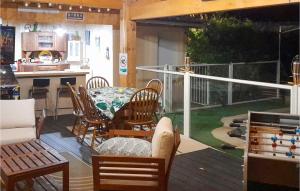 een keuken en een terras met een tafel en stoelen bij Awesome Home In Rochefort Du Gard With 4 Bedrooms, Wifi And Outdoor Swimming Pool in Rochefort-du-Gard