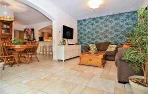 een woonkamer met een bank en een tafel bij Awesome Home In Rochefort Du Gard With 4 Bedrooms, Wifi And Outdoor Swimming Pool in Rochefort-du-Gard
