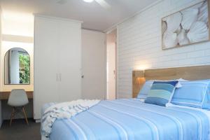 Schlafzimmer mit einem blauen Bett und einem Schreibtisch in der Unterkunft Heart @ Heidelberg in Heidelberg