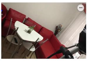 ein Wohnzimmer mit einem roten Sofa und einem Tisch in der Unterkunft Hogar dulce hogar in Mexiko-Stadt