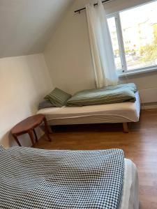 Cette petite chambre comprend un lit et une fenêtre. dans l'établissement Dammyr, close to City with parking, à Fredrikstad