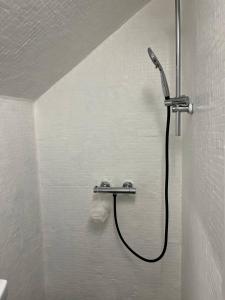 La salle de bains est pourvue d'une douche et d'un tuyau. dans l'établissement Dammyr, close to City with parking, à Fredrikstad