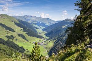 Blick auf ein Tal in den Bergen in der Unterkunft Alpenrose Tux in Tux