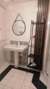 ein Bad mit einem Waschbecken und einem Spiegel in der Unterkunft Apartament Szczytna NO'10 in Toruń