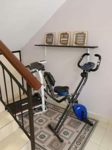 a room with a exercise bike and a treadmill at Homestay Rumah Cikgu 3bilik tidur in Jitra