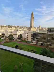 - une vue sur une ville avec un grand bâtiment dans l'établissement LE COCON DE JADE, LA MER A PERTE DE VUE, au Havre