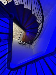 a spiral staircase with a blue ceiling at Luxury 9ine SUPER BEAUTIFUL JACUZZI APARTMENT WITH BALCONY in Birmingham