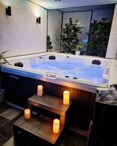 uma grande banheira num quarto com velas em Luxury 9ine SUPER BEAUTIFUL JACUZZI APARTMENT WITH BALCONY em Birmingham