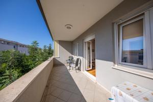 een balkon met een tafel en een raam bij Sorento Apartments in Dubrovnik