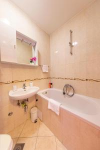 een badkamer met een bad, een wastafel en een toilet bij Sorento Apartments in Dubrovnik