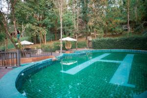 メーリムにあるU Maerim Chiangmai - อยู่แม่ริม เชียงใหม่の庭園内のスイミングプールを利用できます。