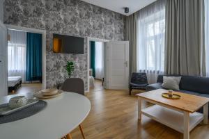 - un salon avec un canapé et une table dans l'établissement Rent-Apart City Center Lodz, à Łódź