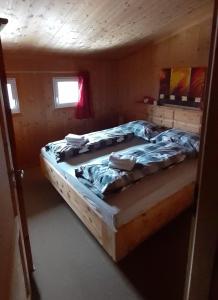 1 Schlafzimmer mit 2 Betten in einer Hütte in der Unterkunft Zirbenhütte in Hohentauern