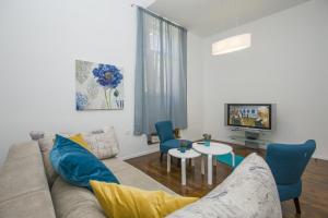 a living room with a couch and a table at Apartment with garden and free parking in Pula