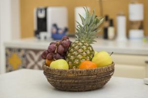 a basket of fruit sitting on top of a counter at Apartment with garden and free parking in Pula