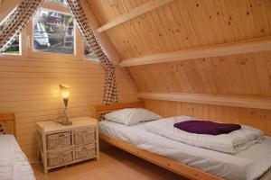 um quarto com uma cama num chalé de madeira em Casa Maro em Brezzo