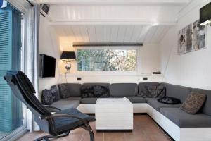 - un salon avec un canapé et une chaise dans l'établissement Casa Maro, à Brezzo