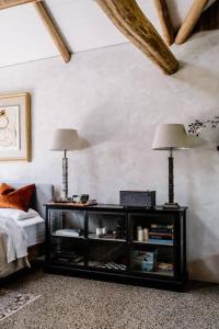 uma sala de estar com dois candeeiros e uma mesa em Luxury Yarra Valley Vineyard Log Cabin em Yellingbo