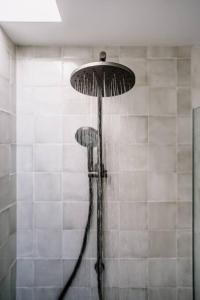 um chuveiro com uma mangueira na casa de banho em Luxury Yarra Valley Vineyard Log Cabin em Yellingbo