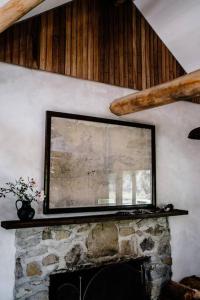 uma sala de estar com lareira e uma imagem na parede em Luxury Yarra Valley Vineyard Log Cabin em Yellingbo