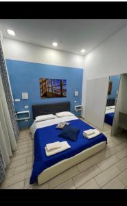 ナポリにあるDecumani Prestigeの青いベッドルーム(大型ベッド、タオル付)