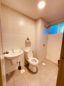 La salle de bains est pourvue de toilettes et d'un lavabo. dans l'établissement The Misty Penthouse, à Tanah Rata