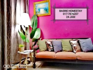 Posezení v ubytování Syifah Homestay Pagoh - Private Pool , WiFi , NetFlix + 9 fotografií