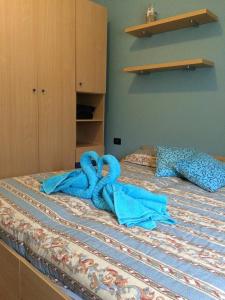 sypialnia z 2 łóżkami i niebieską pościelą w obiekcie Affittacamere La Quiete w mieście Borzonasca