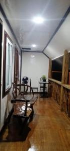 una sala de estar con un banco de madera en una habitación en Dhadas place en San Vicente