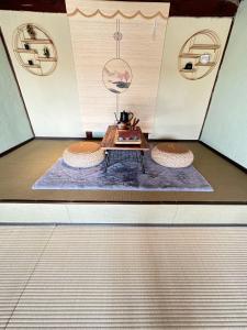姫路市にあるSUN庭園の椅子2脚とテーブルが備わる客室です。