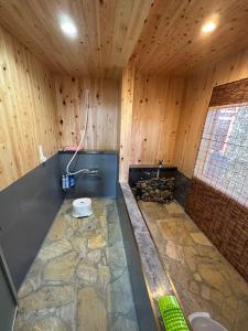 uma casa de banho com um chuveiro e um lavatório num quarto em SUN庭園 em Himeji