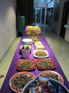 einem langen Tisch mit verschiedenen Lebensmitteln in der Unterkunft MOANA INN in Karimunjawa
