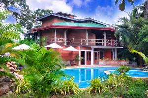 una casa con una piscina di fronte di Sigiri Heritage Villa a Sigiriya