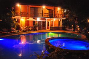 uma piscina em frente a uma casa à noite em Sigiri Heritage Villa em Sigiriya