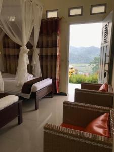 克里穆圖的住宿－jaya hill garden，一间卧室设有一张床和一个美景窗户。