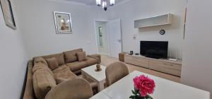 uma sala de estar com um sofá e uma mesa em Arkle Apartment 5 em Tirana