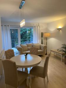 a living room with a table and a couch at Lux apartament Chodzież, ul Zwycięstwa 13 in Chodzież