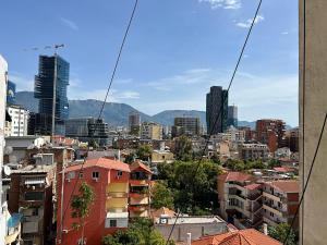 uma vista para a cidade com edifícios em Arkle Apartment 5 em Tirana